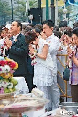 泰國美女在交通事故現(xiàn)場“直播熱舞”，原來是這東西給鬧的...