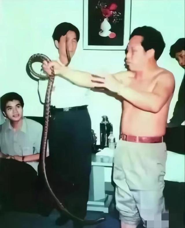 氣功大師”為高管治病，幫女明星床上開(kāi)光，脫光衣服裸體畫(huà)符！