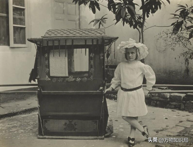 1834年，晚清美女被賣到美國(guó)，身著旗袍露出小腳，25美分隨意觀看