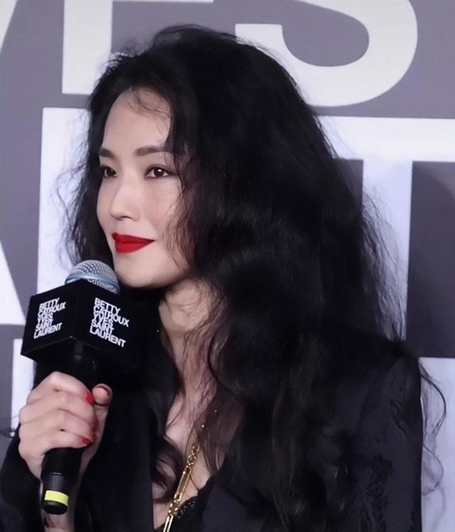 “小方臉”才是真抗老，這些拒絕“削骨”女明星，歲數(shù)越大越好看