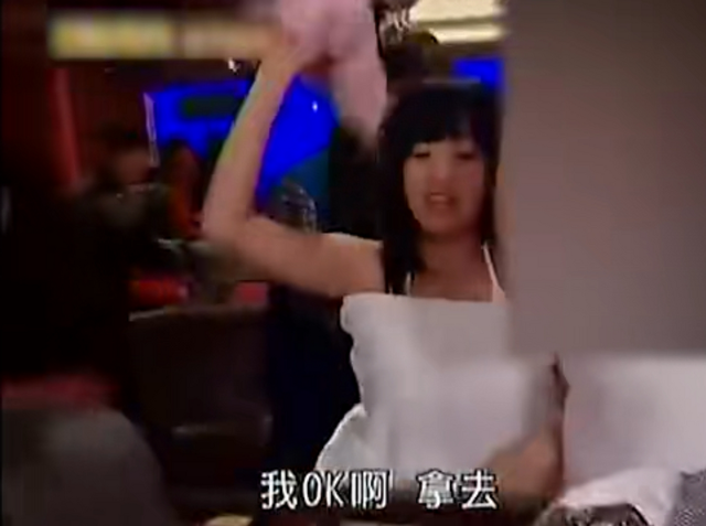 毀三觀！陳喬恩滿大街找睪丸吃、節(jié)目上還當眾脫奶罩，太瘋狂了！