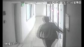 丈夫手機(jī)遠(yuǎn)程調(diào)看監(jiān)控，發(fā)現(xiàn)妻子被陌生男子綁住了手，還用膠帶封住了嘴