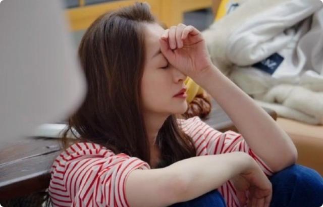 《一路繁花》的奶奶，年輕時蜂腰美背、酥胸長腿，個個撩人于無形