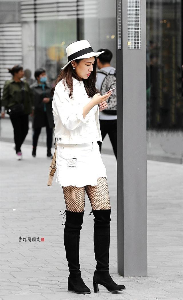 街拍：穿黑絲，這些美女偏愛漁網(wǎng)襪