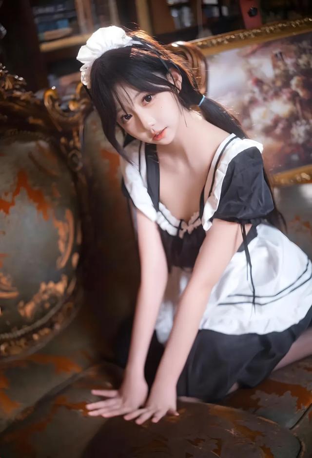美女丨蘿莉女仆裝黑絲寫真