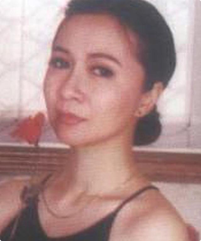《一路繁花》的奶奶，年輕時蜂腰美背、酥胸長腿，個個撩人于無形