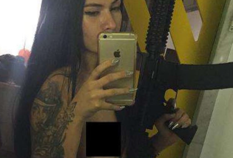 美女與武器？巴西模特“親吻”槍支性感照曝光 涉嫌軍火走私被捕