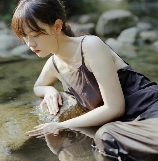 26歲性感美女在小溪里拍的寫(xiě)真照
