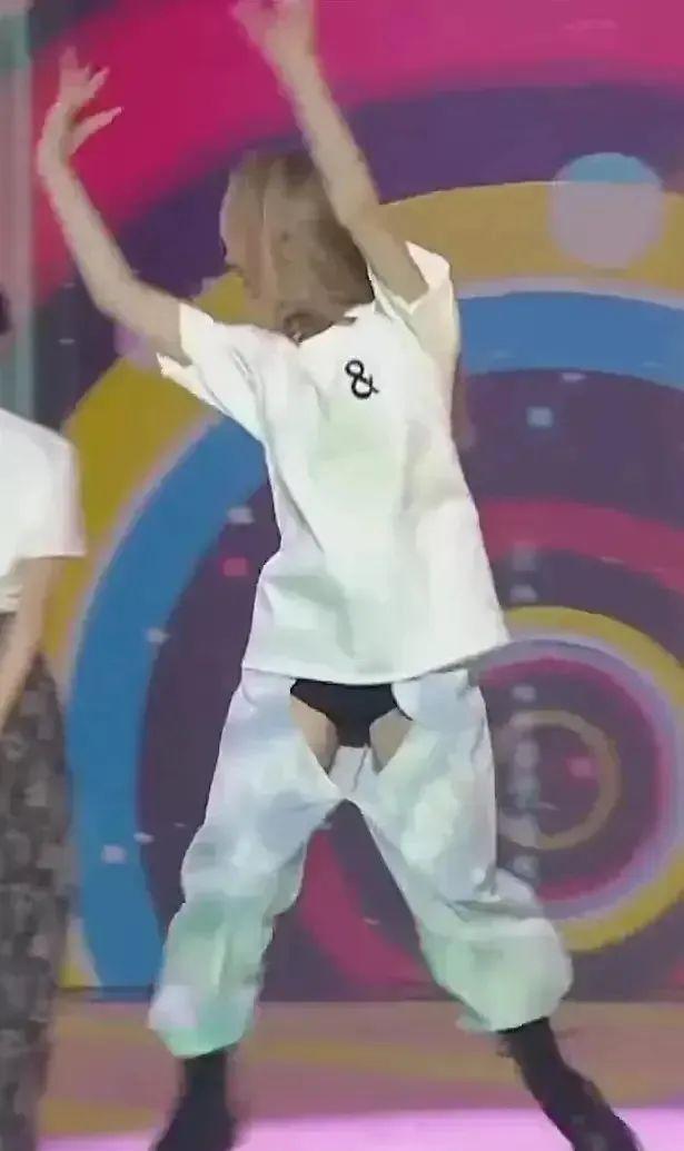 韓女團(tuán)造型太辣眼：反穿開襠褲，男士?jī)?nèi)褲當(dāng)抹胸，還有葫蘆娃套裝