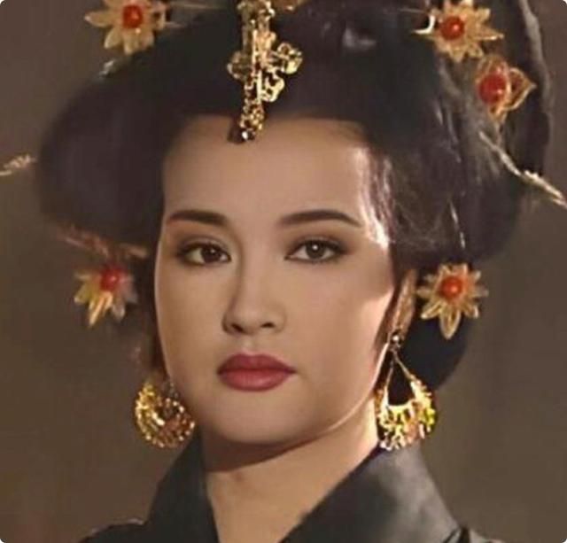 《一路繁花》的奶奶，年輕時蜂腰美背、酥胸長腿，個個撩人于無形