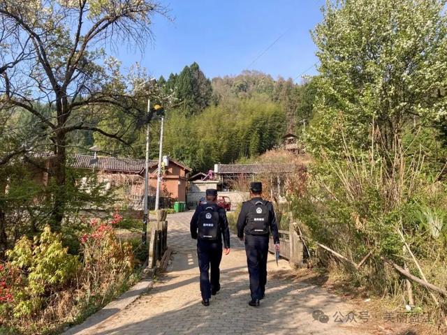 盈江“紅石榴背包警務(wù)隊(duì)”:用行動(dòng)讓邊境線上的幸福之花越開越艷