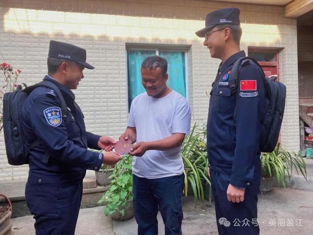 盈江“紅石榴背包警務(wù)隊(duì)”:用行動(dòng)讓邊境線上的幸福之花越開越艷