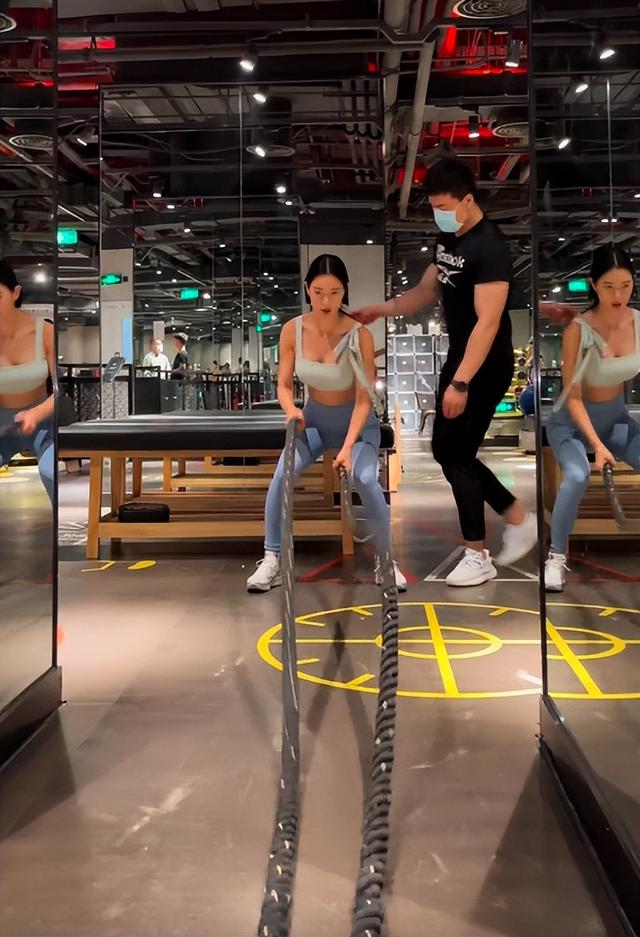 “第一美女”克拉拉大秀身材！轉(zhuǎn)圈露出白皙美背，一雙長腿好搶鏡