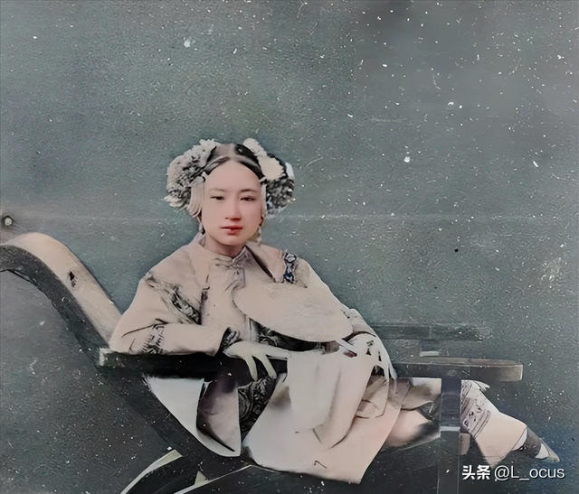 罕見(jiàn)恥辱老照片：被拍賣的大胸女人，全裸女人被男人拿槍指著