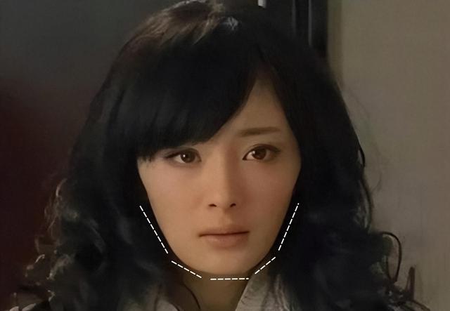 “小方臉”才是真抗老，這些拒絕“削骨”女明星，歲數(shù)越大越好看