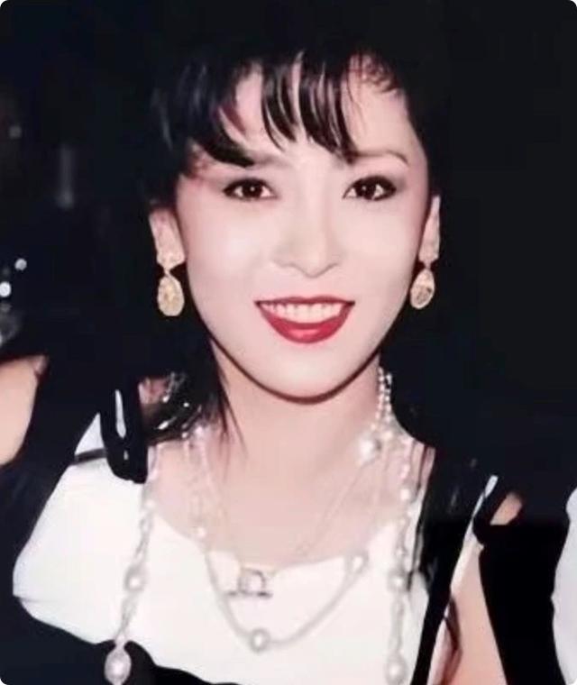《一路繁花》的奶奶，年輕時蜂腰美背、酥胸長腿，個個撩人于無形