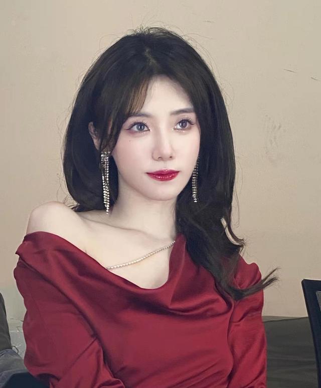 春節(jié)腐團兒穿紅色短裙，雙腿比例超過裙長，小鈺卻少女感十足