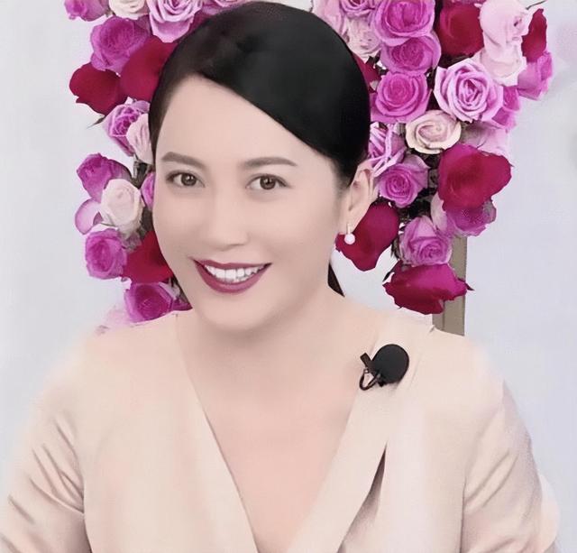 “小方臉”才是真抗老，這些拒絕“削骨”女明星，歲數(shù)越大越好看