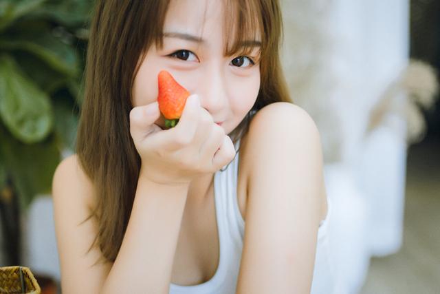 魔鬼身材美女姐姐，請吃檸檬和草莓