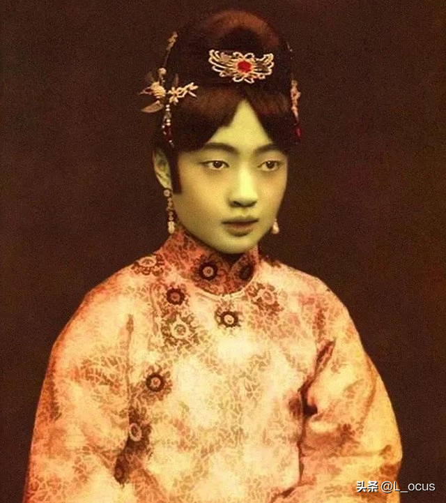 罕見(jiàn)恥辱老照片：被拍賣的大胸女人，全裸女人被男人拿槍指著