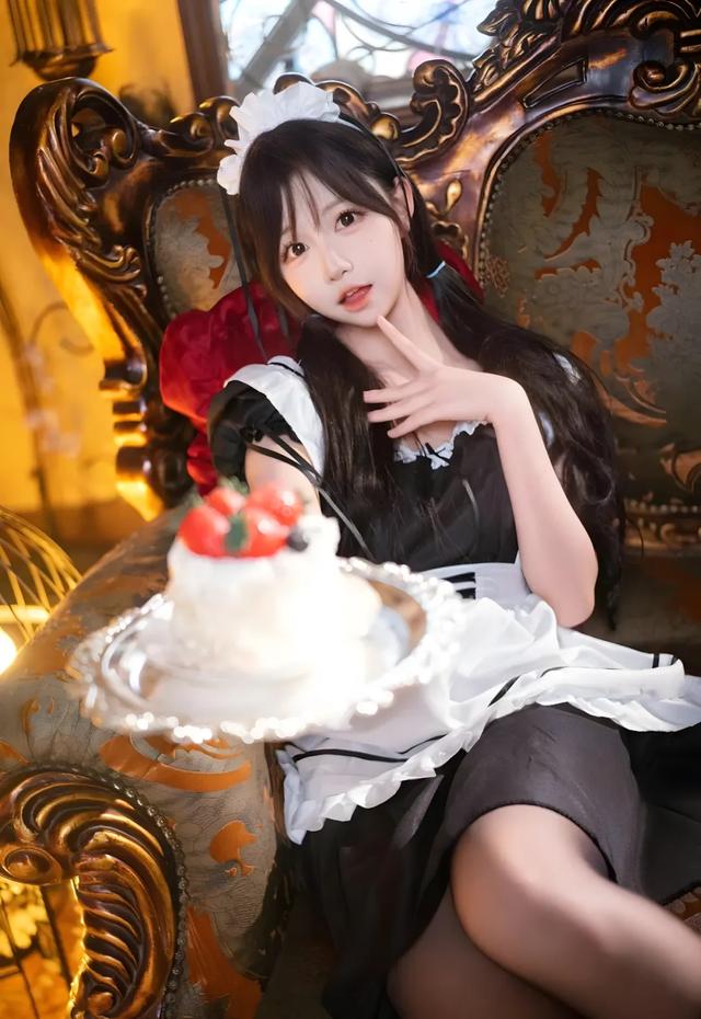 美女丨蘿莉女仆裝黑絲寫真