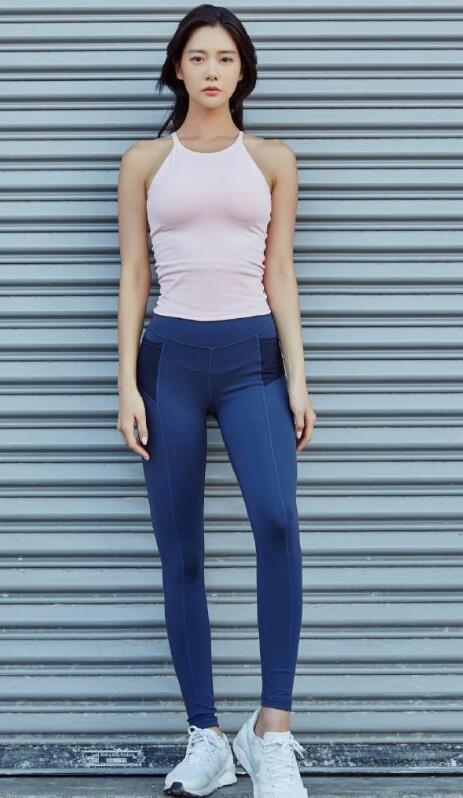 “南韓第一美女”曬照，穿健美褲秀性感，這身材誰(shuí)招架得住