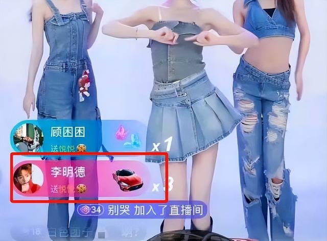 沒眼看！李明德KTV唱嗨了，脫掉上衣坦胸露懷，旁邊還有美女作陪