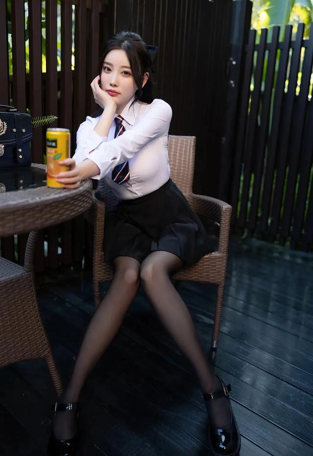 性感女神楊晨晨：學(xué)院JK裙搭配黑絲馬丁，美女魅力四射