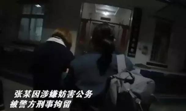 厲害了！女大學(xué)生對警察踢襠扇耳光，還想“微笑面對生活”？結(jié)果……
