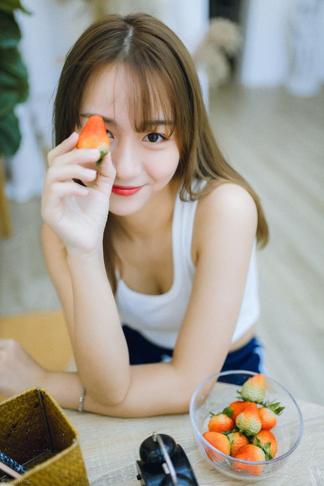 魔鬼身材美女姐姐，請吃檸檬和草莓