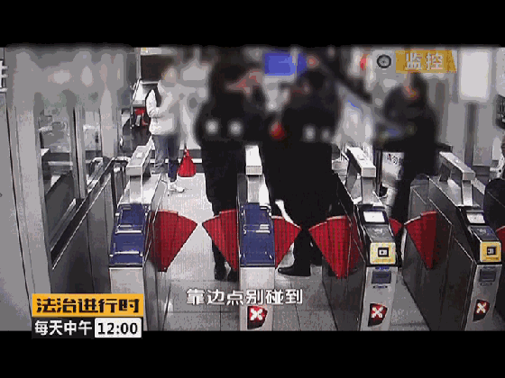 厲害了！女大學(xué)生對警察踢襠扇耳光，還想“微笑面對生活”？結(jié)果……