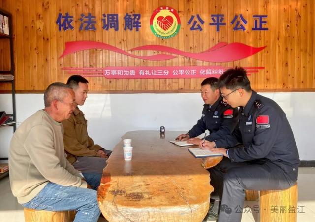 盈江“紅石榴背包警務(wù)隊(duì)”:用行動(dòng)讓邊境線上的幸福之花越開越艷