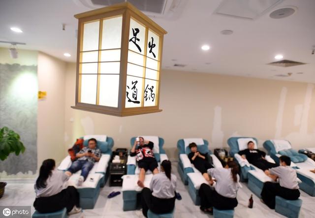 重慶美女開足療店，鐵鍋里放火鍋底料泡腳，網(wǎng)友：麻辣味