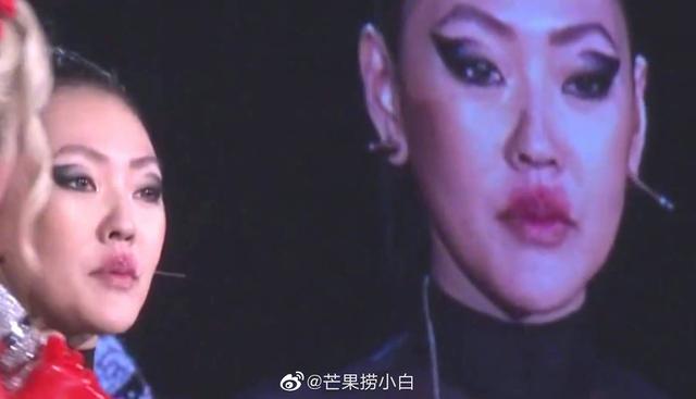 小S助陣蔡依林演唱會(huì)，超燃超性感，貼胸?fù)砦?，妝都親花了