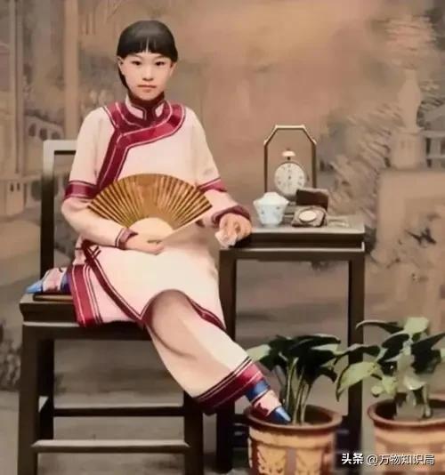 1834年，晚清美女被賣到美國(guó)，身著旗袍露出小腳，25美分隨意觀看