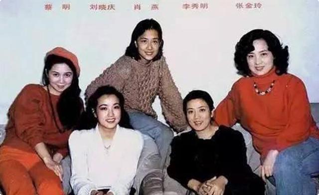 《一路繁花》的奶奶，年輕時蜂腰美背、酥胸長腿，個個撩人于無形