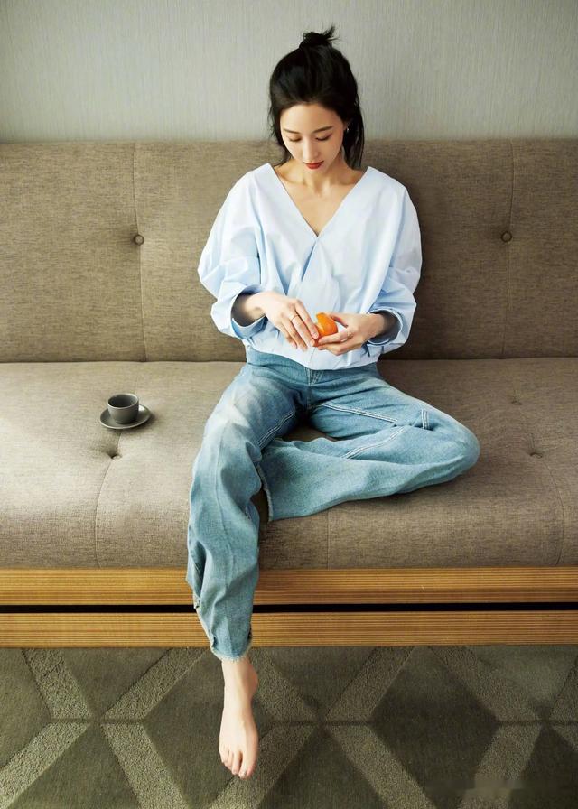 張鈞甯光腳丫寫真：皮膚緊致、膚白貌美、從頭美到腳！