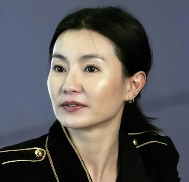 “小方臉”才是真抗老，這些拒絕“削骨”女明星，歲數(shù)越大越好看