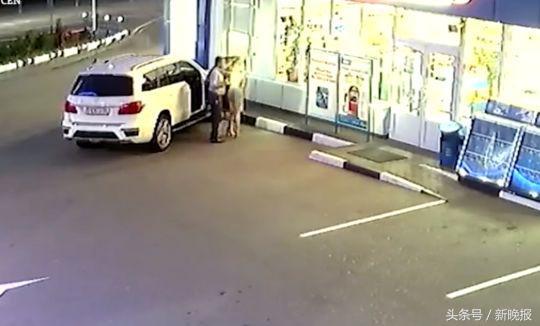 俄羅斯女子全裸進(jìn)商店買啤酒還有男伴陪同 男收銀員淡定服務(wù)