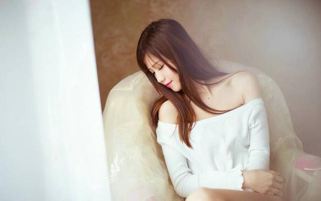 清純美女室內露性感鎖骨誘惑寫真