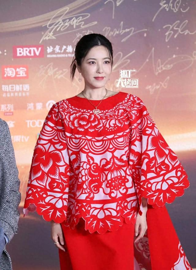 北京這一天，被笑不露齒的趙麗穎驚艷，身材性感苗條艷壓群芳