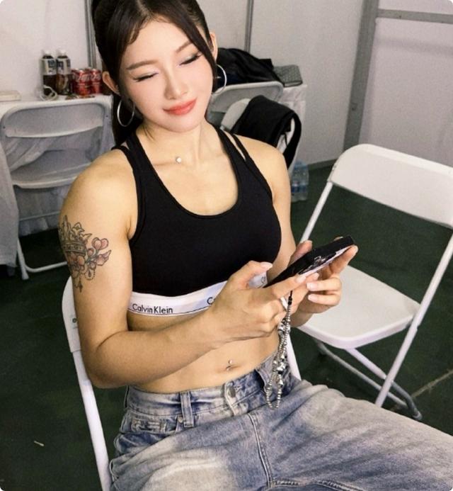 被T臺秀的吳艷妮驚艷，運(yùn)動文胸遮不住好身材，裸露腹肌太搶鏡