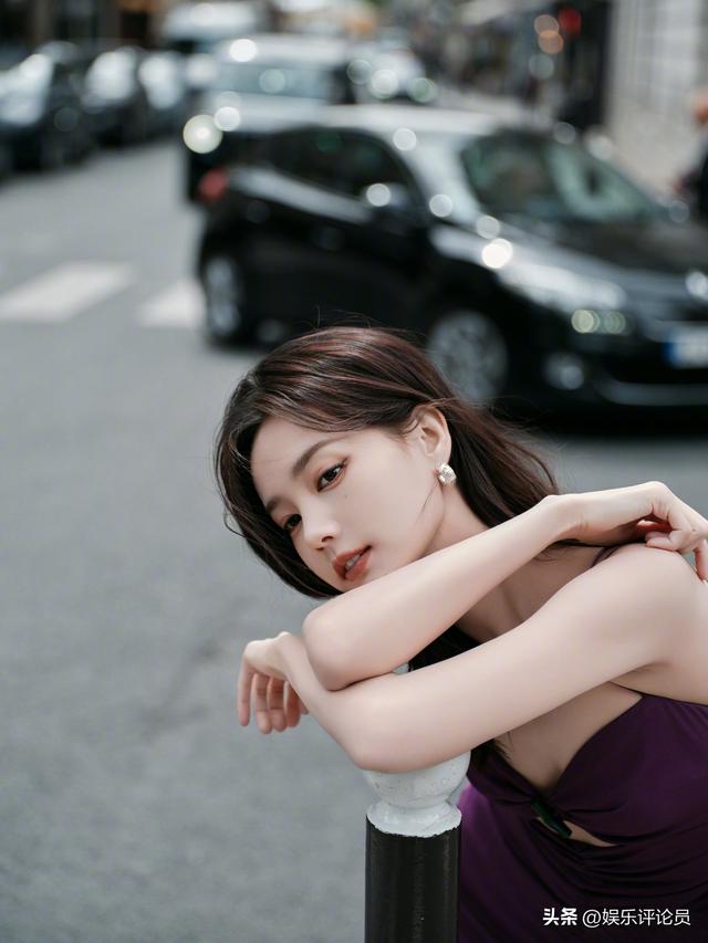 李一桐 粉嫩少女妝寫真 豐滿的身材 搭配著純潔無暇的面容 每一個(gè)微笑