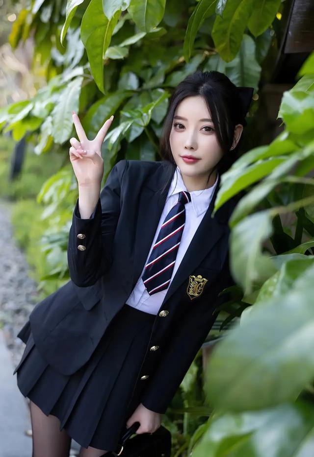 性感女神楊晨晨：學(xué)院JK裙搭配黑絲馬丁，美女魅力四射