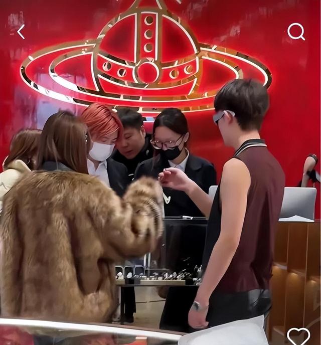 沒眼看！李明德KTV唱嗨了，脫掉上衣坦胸露懷，旁邊還有美女作陪