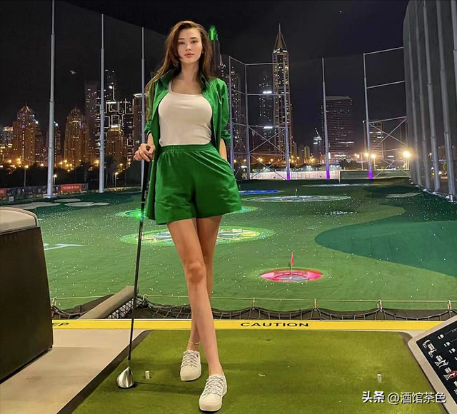 排壇女神薩賓娜：身高1米82，高顏值身材完美，嫁迪拜富豪后退役
