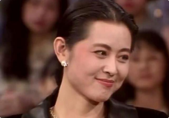 《一路繁花》的奶奶，年輕時蜂腰美背、酥胸長腿，個個撩人于無形