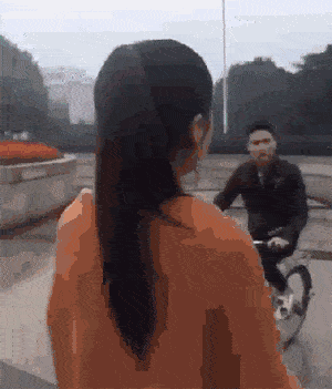 女子穿皮褲和露肩裝相親，男子一看竟是老熟人，直接掉頭就走！