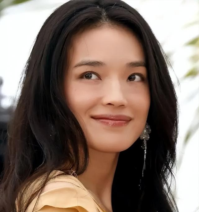 別只吹捧櫻桃小口！這8個大嘴美女，有的性感撩人，有的清純?nèi)缢? onerror=