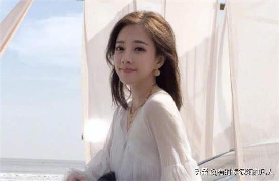 馮提莫也挑戰(zhàn)“死亡”白絲！穿白襪伸直腳尖，網(wǎng)友直呼也是個腿精